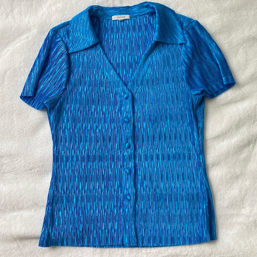 Blue Textured Short Sleeve V-Neck Button Down - Size Small